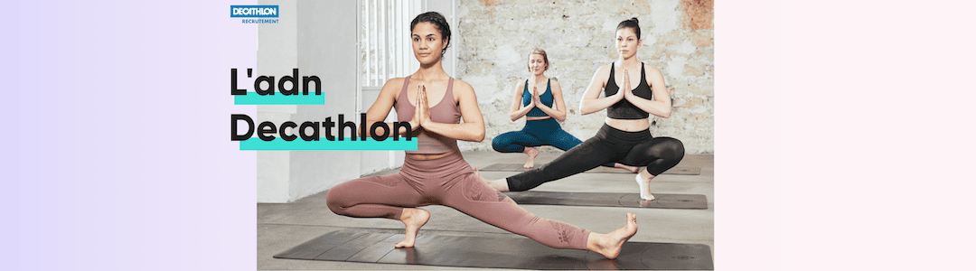 Visuel de recrutement de Decathlon sur l'ADN de l'entreprise, trois personnes en séance de yoga, appartenance et attirer et conserver les talents