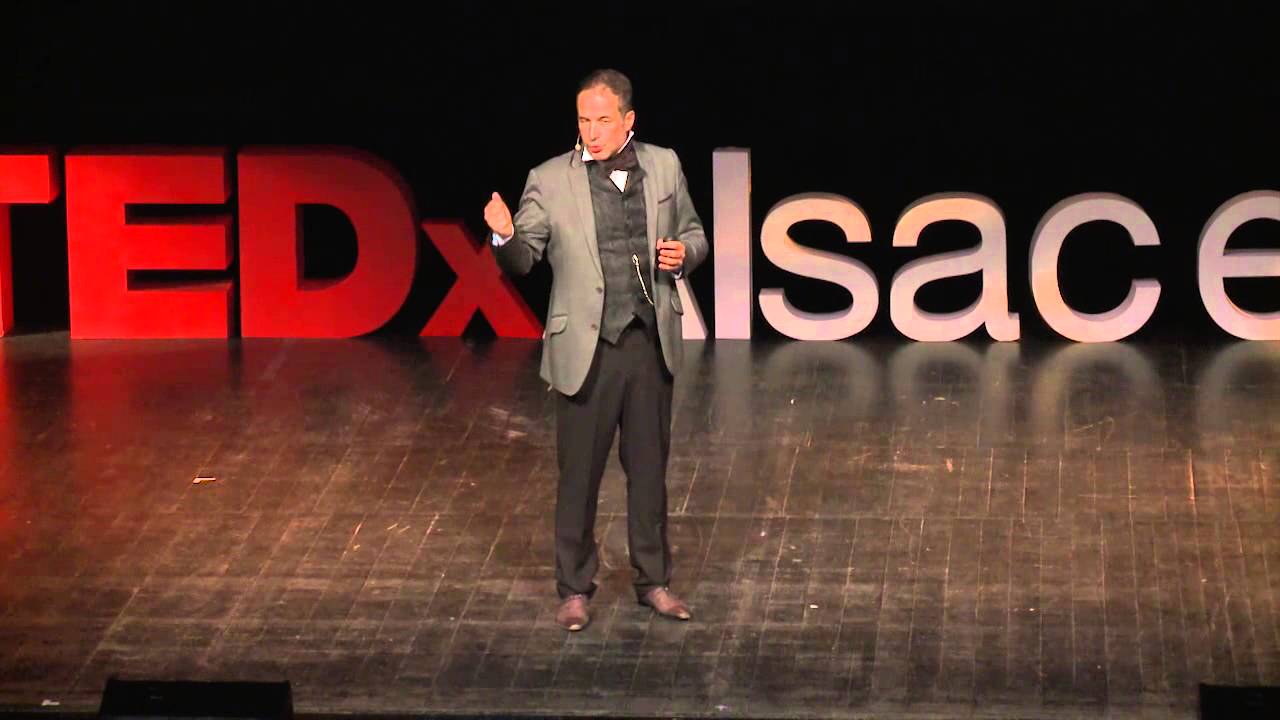 Benjamin Chaminade sur la scène de TEDxAlsace lors de sa conférence sur les iconoclastes