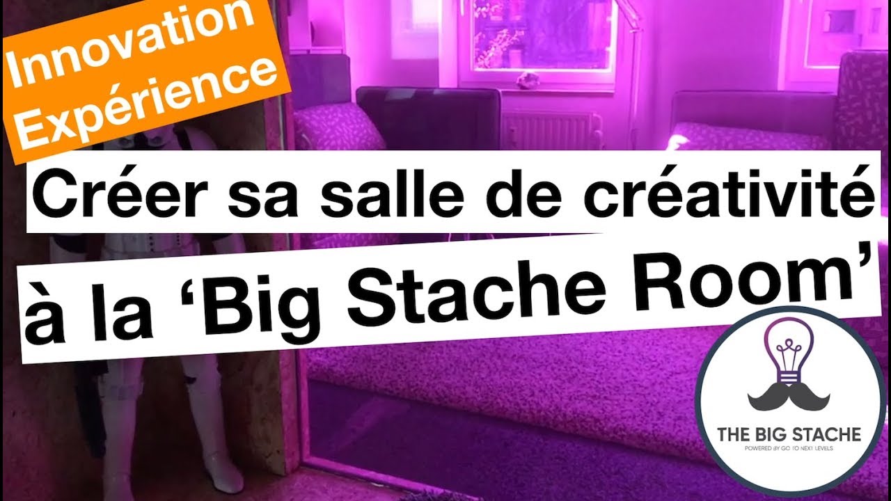 la Big Stache Room, salle de créativité de Rhode-Saint-Genèse, éclairée en violet