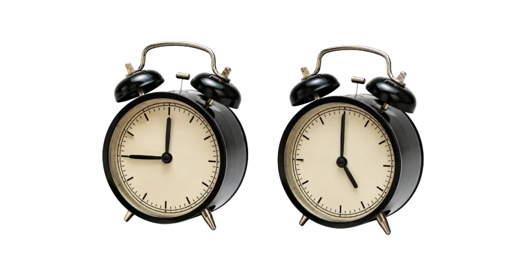 deux réveils affichant des heures différentes sur fond blanc, image du décalage de calendrier entre un comité et ses équipes