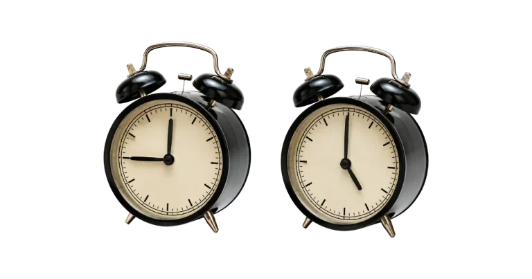 deux réveils affichant des heures différentes sur fond blanc, image du décalage de calendrier entre un comité et ses équipes