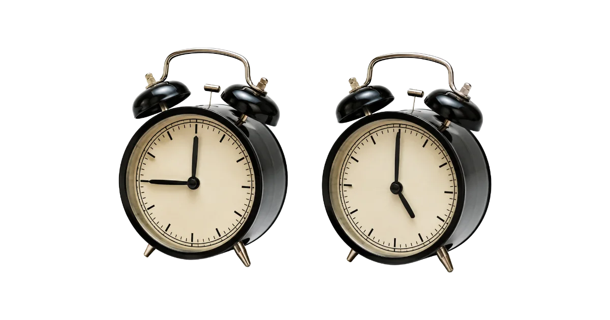 deux réveils affichant des heures différentes sur fond blanc, image du décalage de calendrier entre un comité et ses équipes