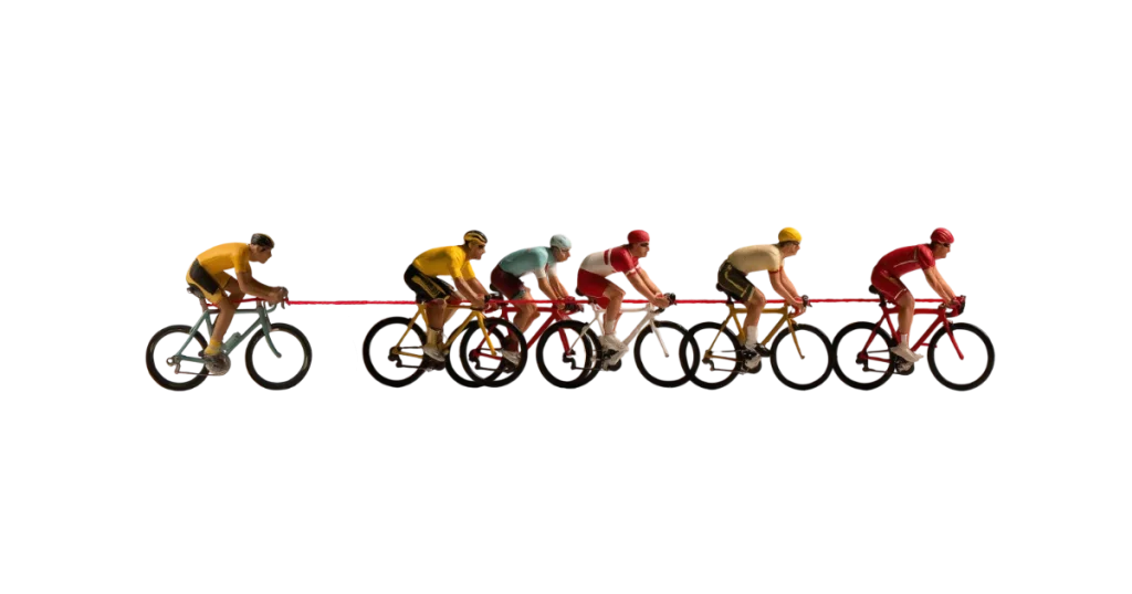 Marché en décroissance Peloton de cyclistes miniatures très espacés sur fond blanc, reliés entre eux par un fil rouge tendu