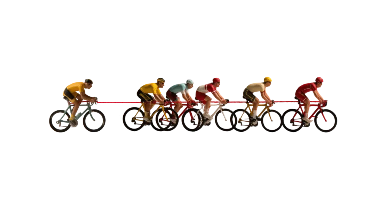 Marché en décroissance Peloton de cyclistes miniatures très espacés sur fond blanc, reliés entre eux par un fil rouge tendu