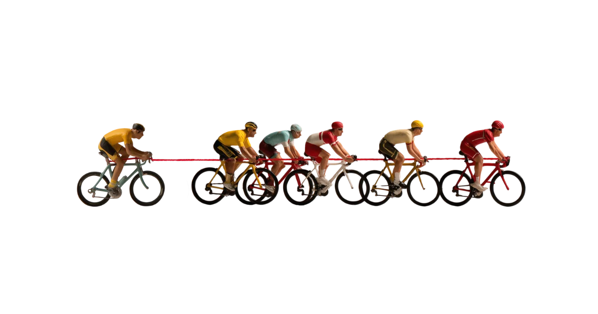 Marché en décroissance Peloton de cyclistes miniatures très espacés sur fond blanc, reliés entre eux par un fil rouge tendu