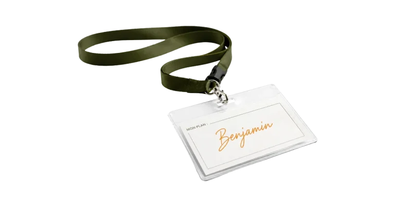 Badge de conférencier posé sur fond blanc dont l'emplacement du nom reste vide sous une ligne de sujet imprimée pour le plan devenir une référence