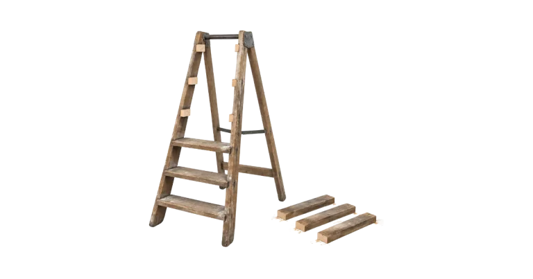 Escabeau en bois dont plusieurs barreaux ont été retirés et posés au sol, image d'une échelle de maturité incomplète